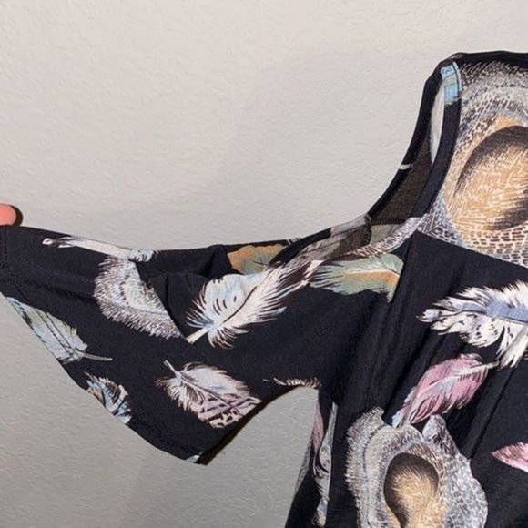 Feather slit shoulders top - Picture 2 of 3